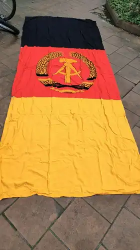 F13 / Große DDR Fahne , Fund aus DDR Bestand,  320 x 120 cm aus Baumwolle