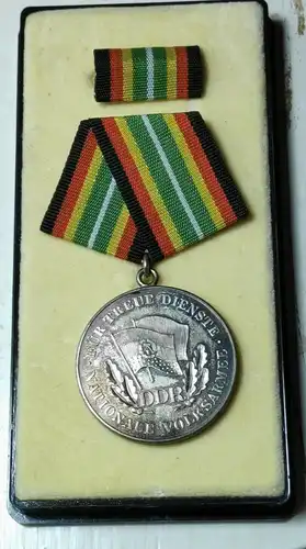 E800/ DDR NVA Medaille Für Treue Dienste 900 Silber gestempelt
