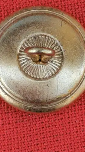 E360/ vergoldeter Uniformknopf gekreuzte Schwerter und Granate