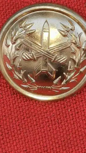 E360/ vergoldeter Uniformknopf gekreuzte Schwerter und Granate