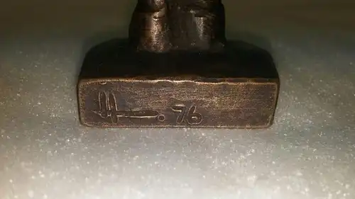 E772/ Bronze Figur der Schlüsselmacher Mann mit Schlüssel signiert