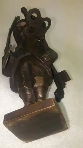 E772/ Bronze Figur der Schlüsselmacher Mann mit Schlüssel signiert