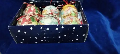 G301b/ 6 Weihnachtsbaumkugeln aus Pappe mit 3verschiedenen Motiven, siehe Bilder