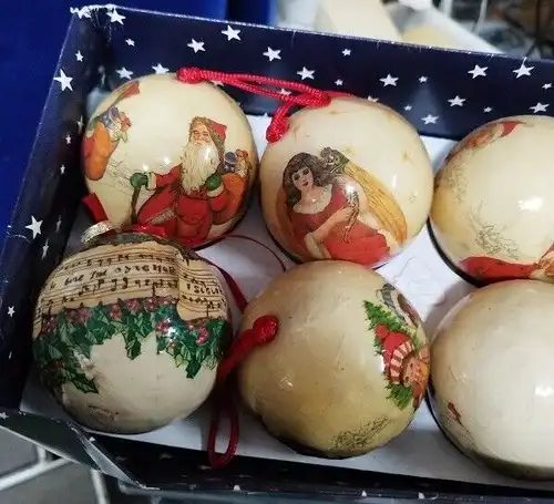 G301a/ 6 Weihnachtsbaumkugeln aus Pappe mit 3verschiedenen Motiven, siehe Bilder