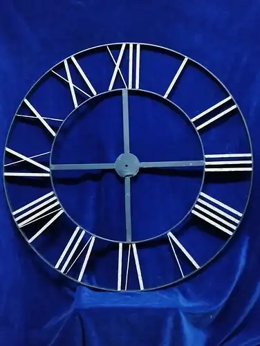 Vintage Wanduhr Gestell Metall geschweißt aus altem Uhrengeschäft 90 cm