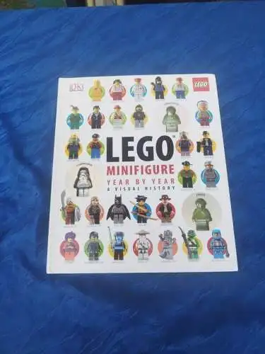 G369/ LEGO Minifigure Year by Year Buch mit 2 fehlenden Figuren
