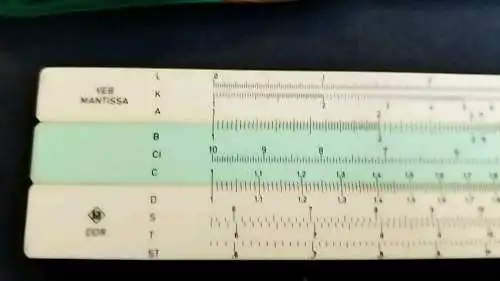 G515a/ Rechenschieber Rechenstab VEB Mantissa “mono Rietz” DDR leicht beschädigt
