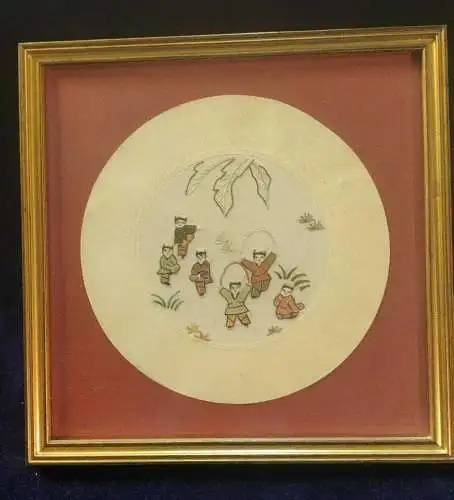 F596/ Asiatische Miniaturstickerei im Goldrahmen