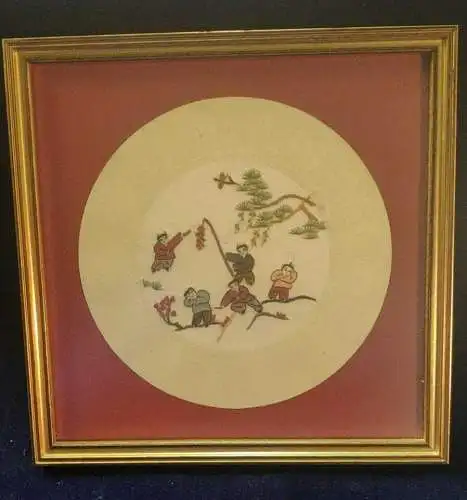 F595/ Asiatische Miniaturstickerei im Goldrahmen