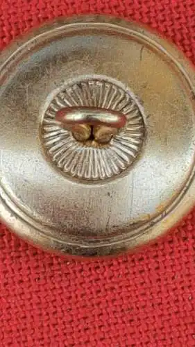 E360/ vergoldeter Uniformknopf gekreuzte Schwerter und Granate
