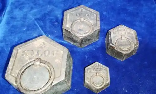 G586/ 4 alte französiche Gewichte  Kilo Eisen  Eckige Form Frankreich