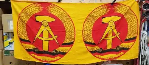 G590/ 2x Emblem Wappen  Fahnenemblem Hammer & Zirkel DDR 66,0 cm Durchmesser 
