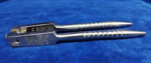 E484/ Alter Nussknacker, Eisen. Zweiseitig verwendbar, aufgearbeitet 