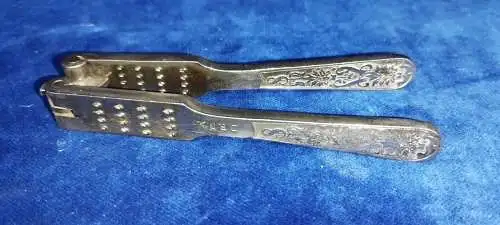 E484/ Alter Nussknacker, Eisen. Zweiseitig verwendbar, aufgearbeitet 