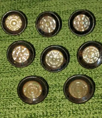F242/ 8 antike Knöpfe aus Metall 1cm Durchmesser