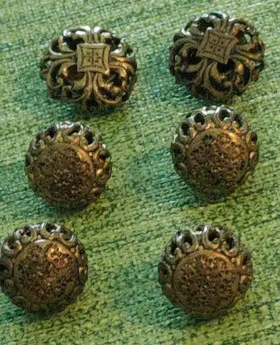 F242/ 6 antike Knöpfe aus Metall 