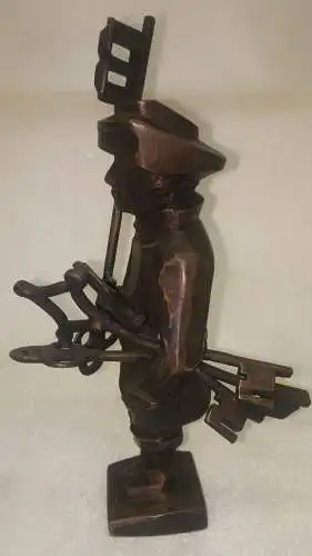 E772/ Bronze Figur der Schlüsselmacher Mann mit Schlüssel signiert