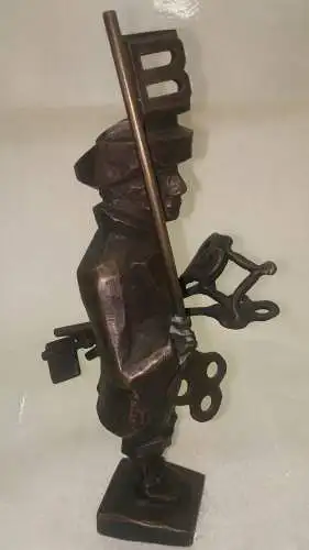 E772/ Bronze Figur der Schlüsselmacher Mann mit Schlüssel signiert