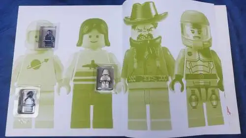 G369/ LEGO Minifigure Year by Year Buch mit 2 fehlenden Figuren 