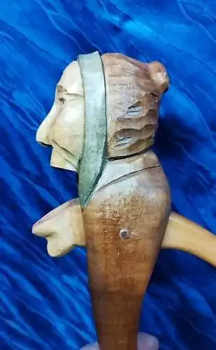 G053/ alter geschnitzter Holz Nussknacker 