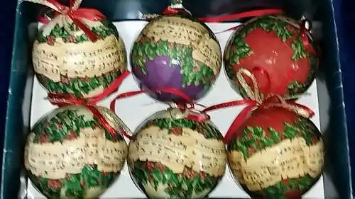 G301d/ 6 Weihnachtsbaumkugeln aus Pappe über 20 Jahre alt 