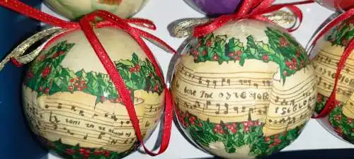 G301d/ 6 Weihnachtsbaumkugeln aus Pappe über 20 Jahre alt 