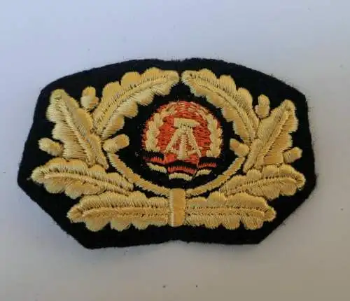  E817/ NVA Mützenemblem Mützenabzeichen dunkelblau goldgelb