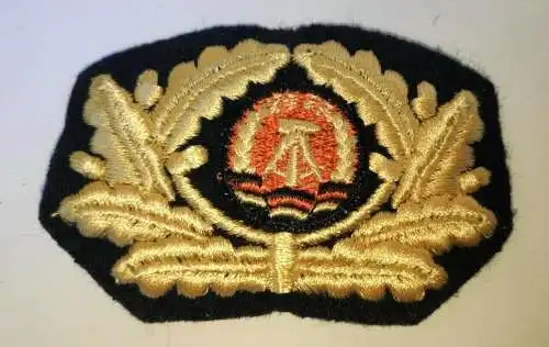  E817/ NVA Mützenemblem Mützenabzeichen dunkelblau goldgelb