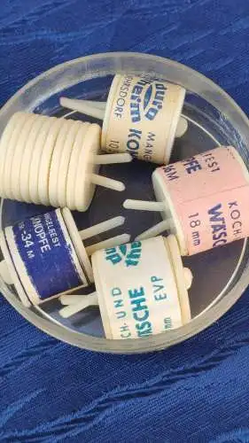 F651/ Konvolut alte DDR Wäscheknöpfe verschiedene Größen Werbung