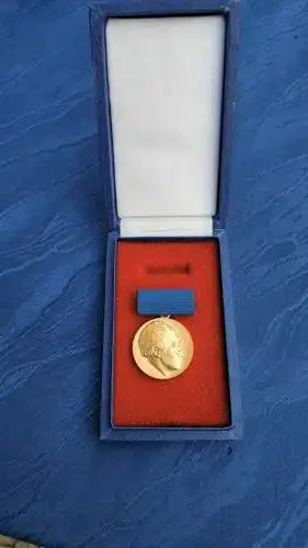 E835/ Erich-Weinert-Medaille Kunstpreis der FDJ Freien Deutschen Jugend DDR