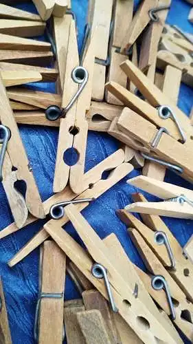 G428/ Posten uralte Wäscheklammern Holz Klammern Vintage Top 80 Stück