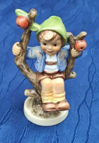 F713/ Goebel Hummel Hummelfigur Herbst Junge auf dem Apfelbaum  1. Ausgabe
