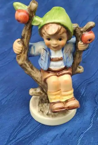 F713/ Goebel Hummel Hummelfigur Herbst Junge auf dem Apfelbaum  1. Ausgabe
