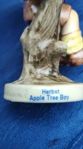 F713/ Goebel Hummel Hummelfigur Herbst Junge auf dem Apfelbaum  1. Ausgabe