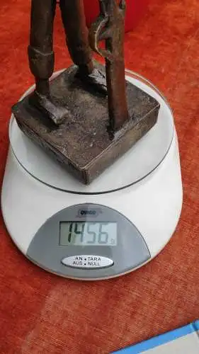 F390/  AFRIKANISCHE BRONZE FIGUR Krieger mit Gewehr