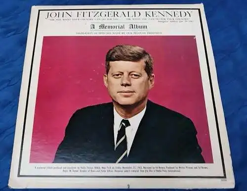 G508/ 3 Stück JOHN FITZGERALD KENNEDY A MEMORIAL ALBUM ORIGINAL 1960s VINYL LP
