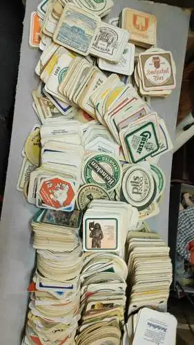 F80/ Bierdeckelsammlung 1 Kiste mit Bierdeckeln