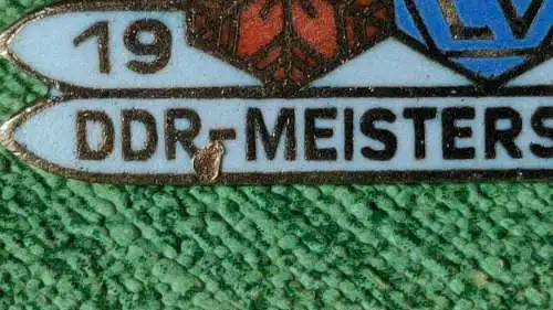 E800/ Abzeichen DSLV DDR Winter Meisterschaft 1972 weiß Emaille