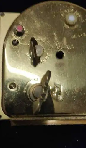 F916/ Schöne  alte  Tischuhr Wecker mit Musikwerk Schicksalsmelodie 
