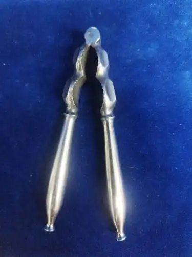 E484/ Alter Nussknacker Metall vernickelt 