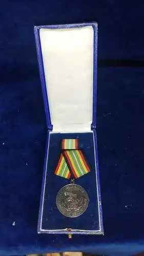 E800/  DDR Medaille für treue Dienste in der NVA in Silber 900