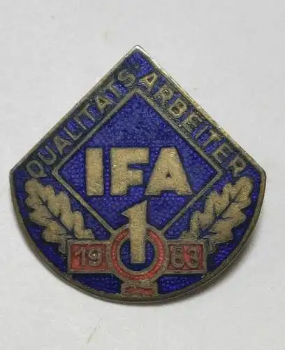 E880/ IFA Brosche Qualitäts Arbeiter 1963 emailliert 