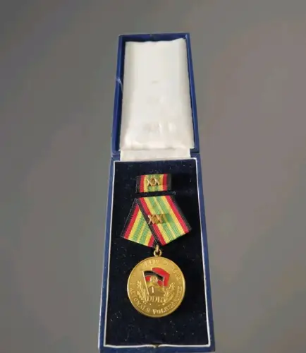 DDR Orden NVA Für 20 Jahre treue Dienste emaillierte Fahnen 