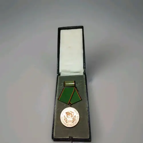  DDR Medaille für treue Dienste in der NVA ohne Emblem  mit Nummer KVP Band 