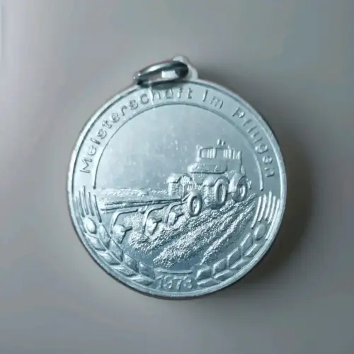 DDR Leistungspflügen, silbern eloxierte Medaille 1973