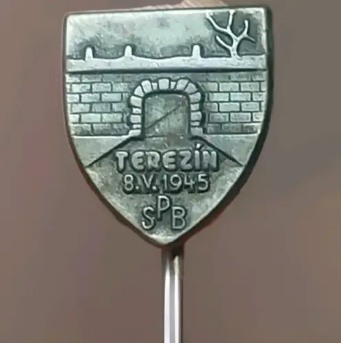 ERINNERUNGSABZEICHEN ZUR BEFREIUNG DES KONZENTATIONSLAGER TERESIENSTADT 1945