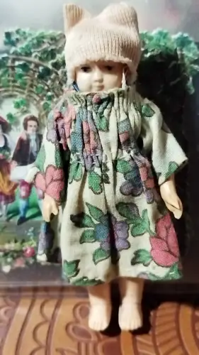 G675/ Kleines altes Celluloid Püppchen 8 cm Stehpuppe bewegliche Arme