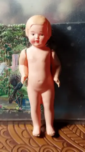 G675b/ Kleines altes Celluloid Püppchen 8,5 cm Stehpuppe Schildkröt