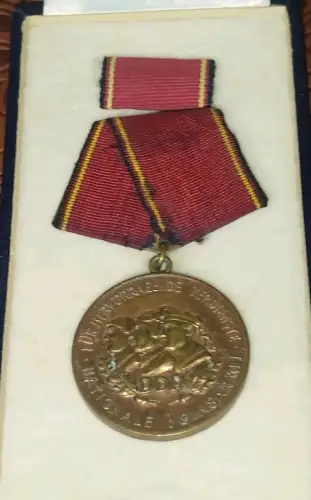 Alte DDR Verdienst Medaille der NVA in Bronze mit Nr. 1558