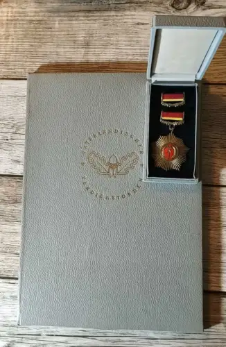 1/ DDR alter Vaterländischer Verdienstorden in Silber im Original Etui 